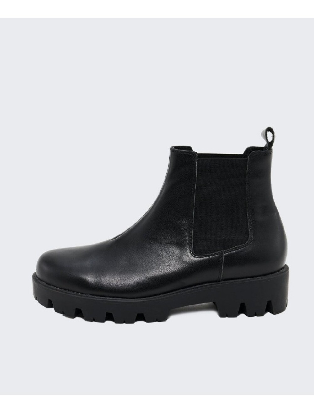 Bolvaint Chelsea Boots in Black Leather